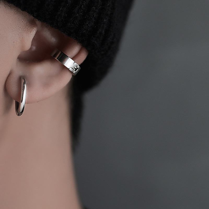Titanium steel ear clips for men without piercings Advanced sense Trend personality earrings Piercing-free ear bone clips Round stud earrings for women
