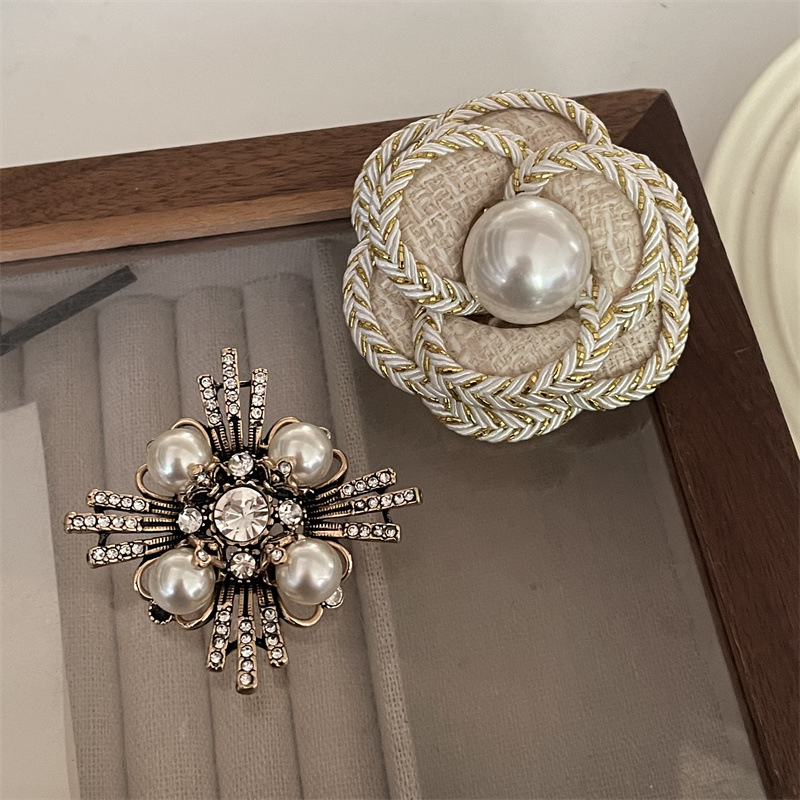 Natural fresh water pearl small fragrance brooch high-grade sense niche cartoon corsage 18k real gold plated temperament all match female