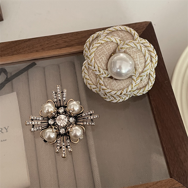 Natural fresh water pearl small fragrance brooch high-grade sense niche cartoon corsage 18k real gold plated temperament all match female