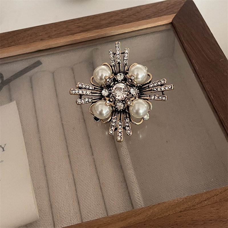 Natural fresh water pearl small fragrance brooch high-grade sense niche cartoon corsage 18k real gold plated temperament all match female