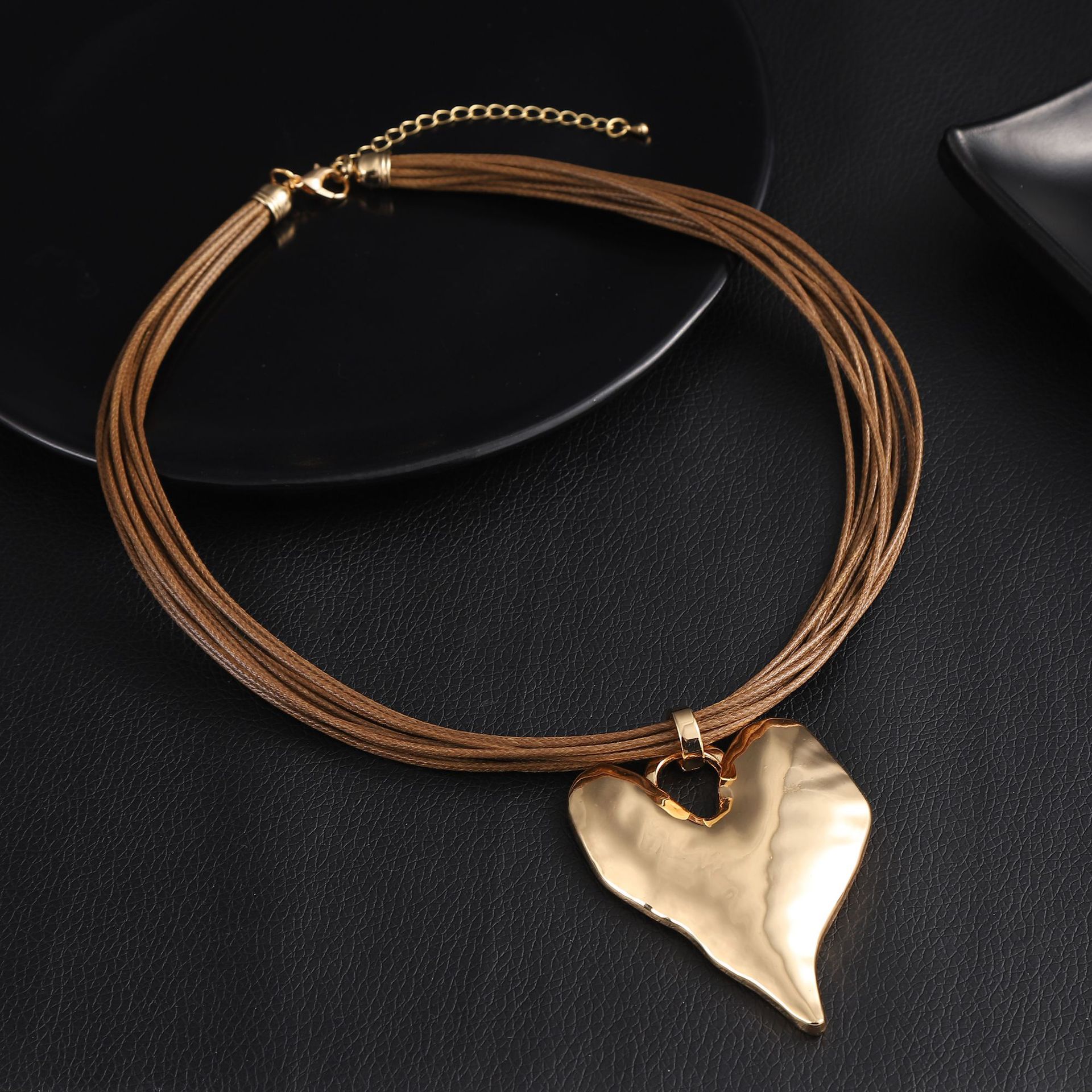 Gold three-dimensional love leather rope pendant irregular heart high-grade feeling women all match necklace