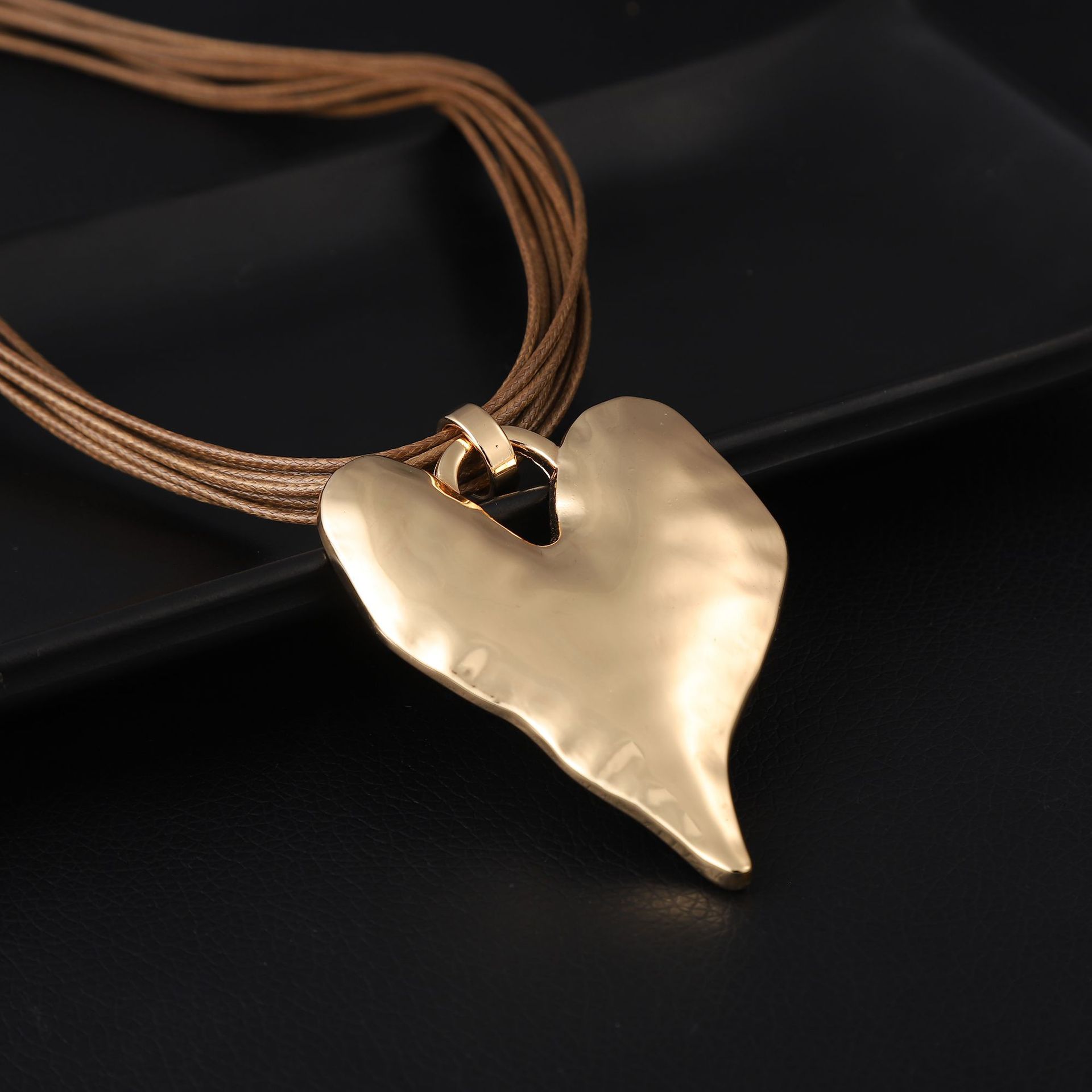 Gold three-dimensional love leather rope pendant irregular heart high-grade feeling women all match necklace
