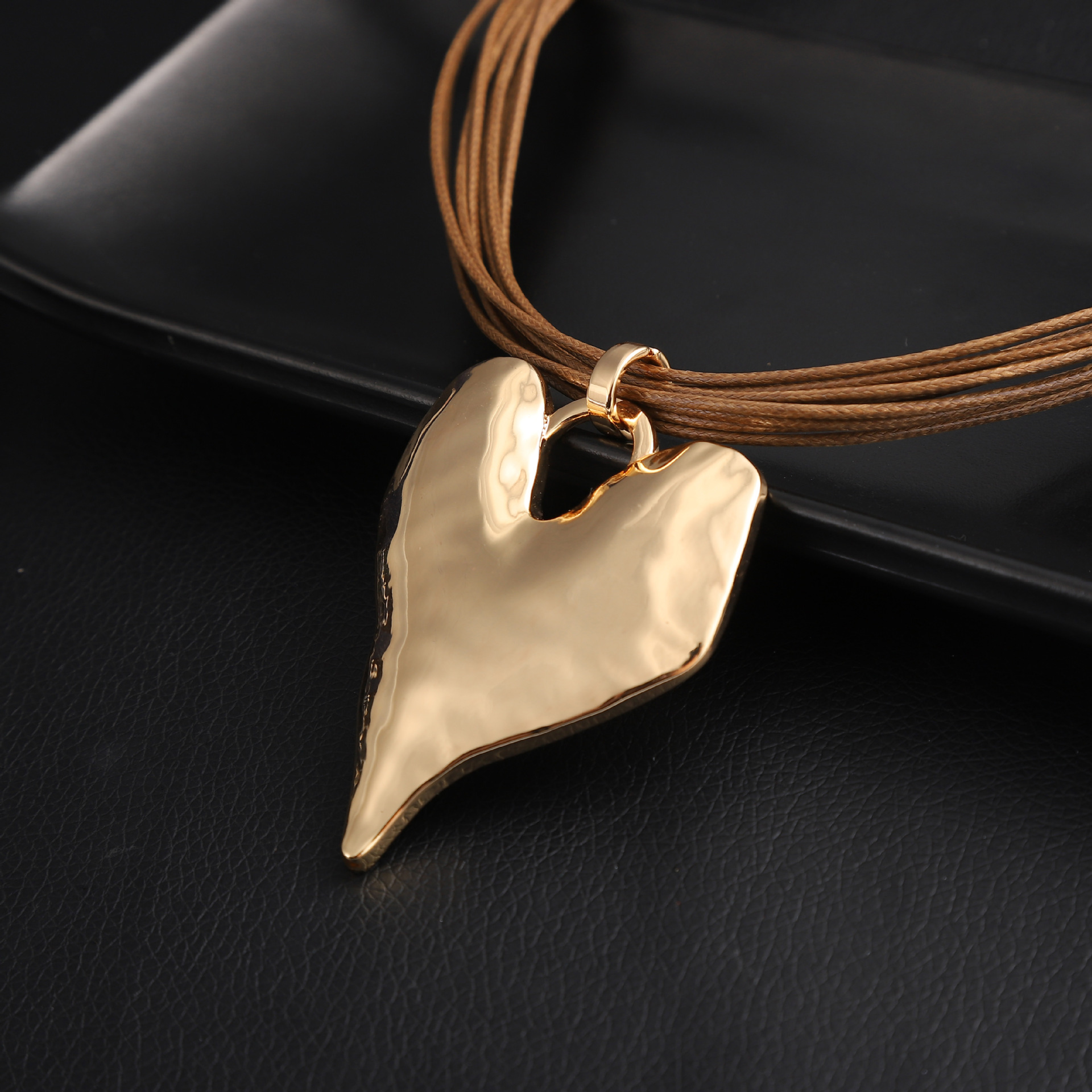 Gold three-dimensional love leather rope pendant irregular heart high-grade feeling women all match necklace