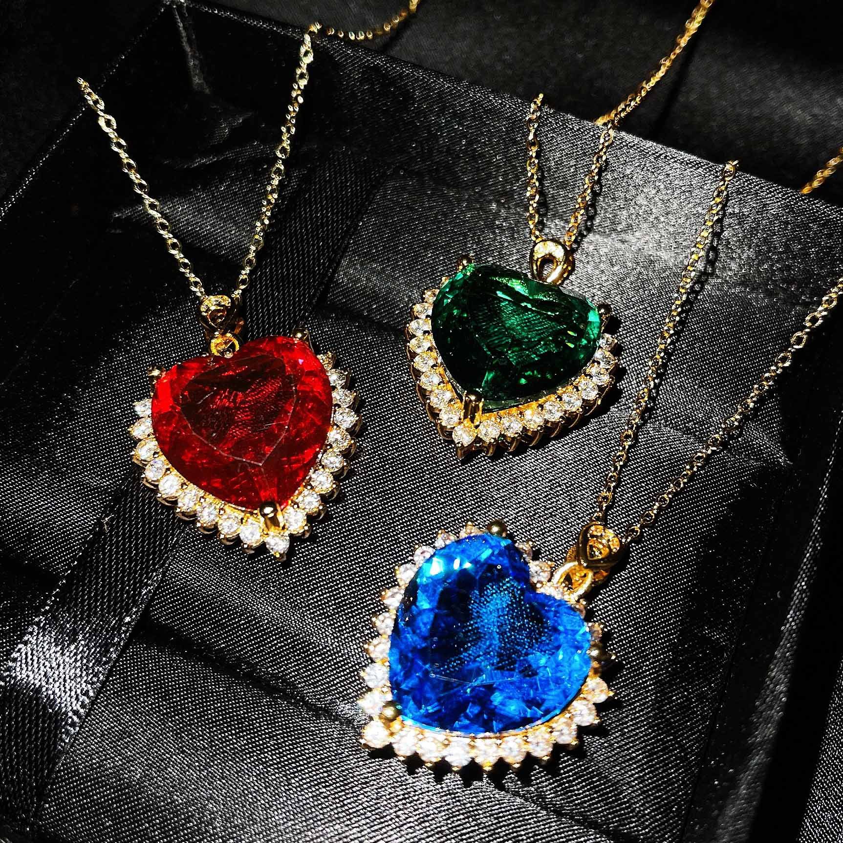 Imitation mulberry sapphire Heart of the ocean pendant emerald cut heart color treasure necklace