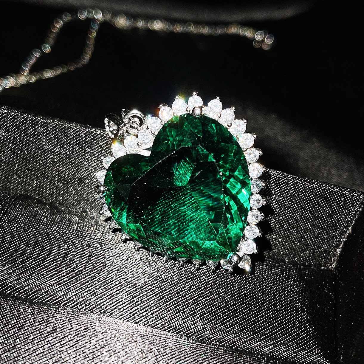 Imitation mulberry sapphire Heart of the ocean pendant emerald cut heart color treasure necklace