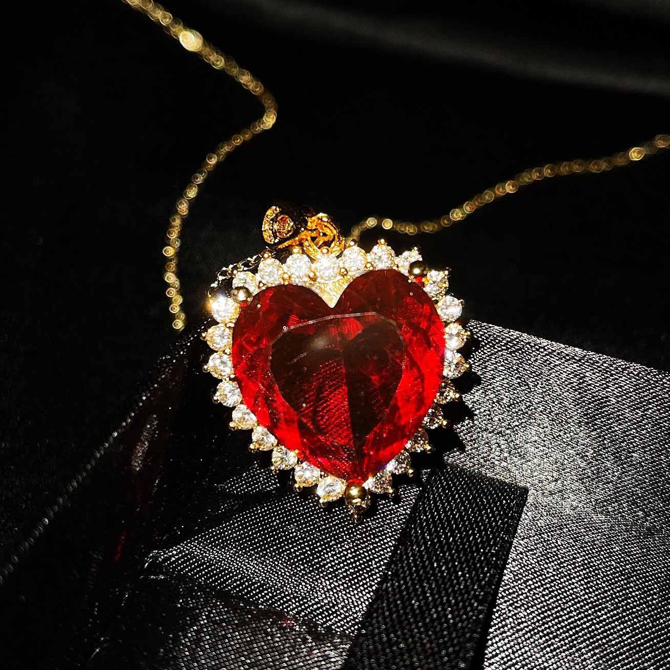 Imitation mulberry sapphire Heart of the ocean pendant emerald cut heart color treasure necklace