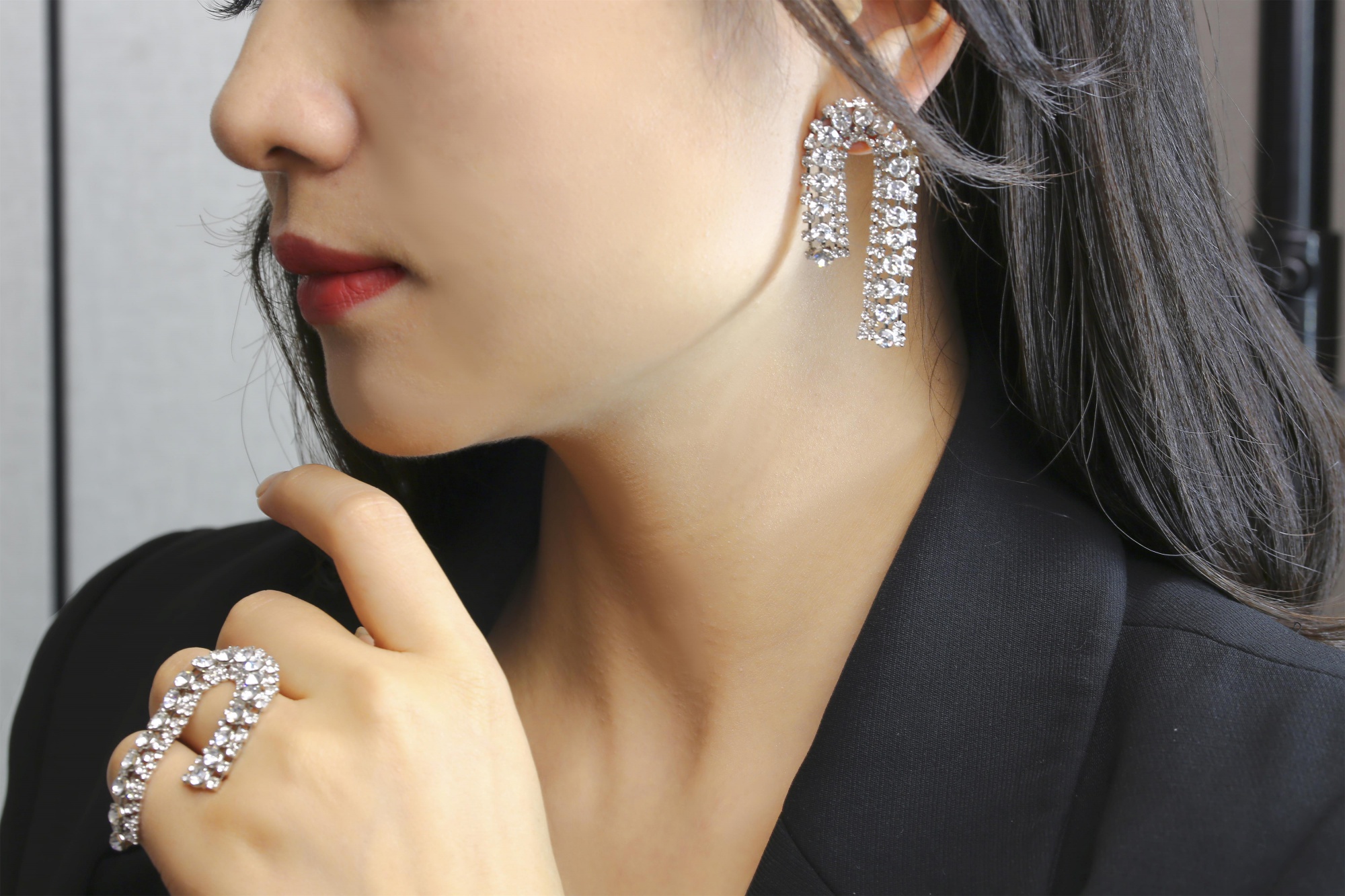 Fashionable diamond irregular U-shaped personalized exaggerated earrings women's light luxury glitter diamond star's same tassel