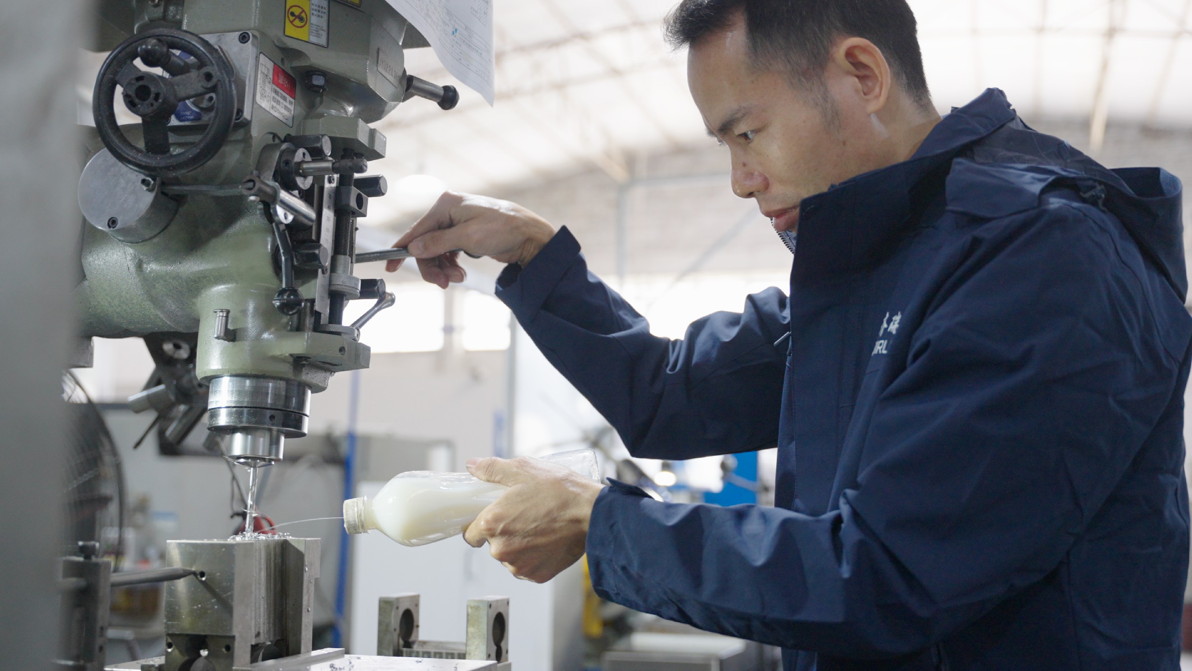 Hot melt glue machine in the packaging and bonding need to pay attention to safety issues
