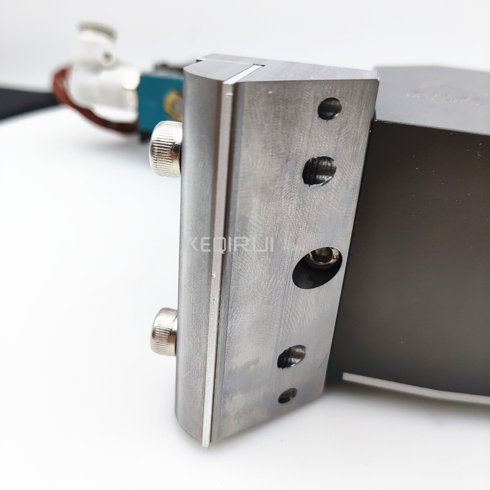 The 8565055 is compatible with Robatech glue guns, with a maximum effective glue application width of 55mm. The module adopts AOAC mode.