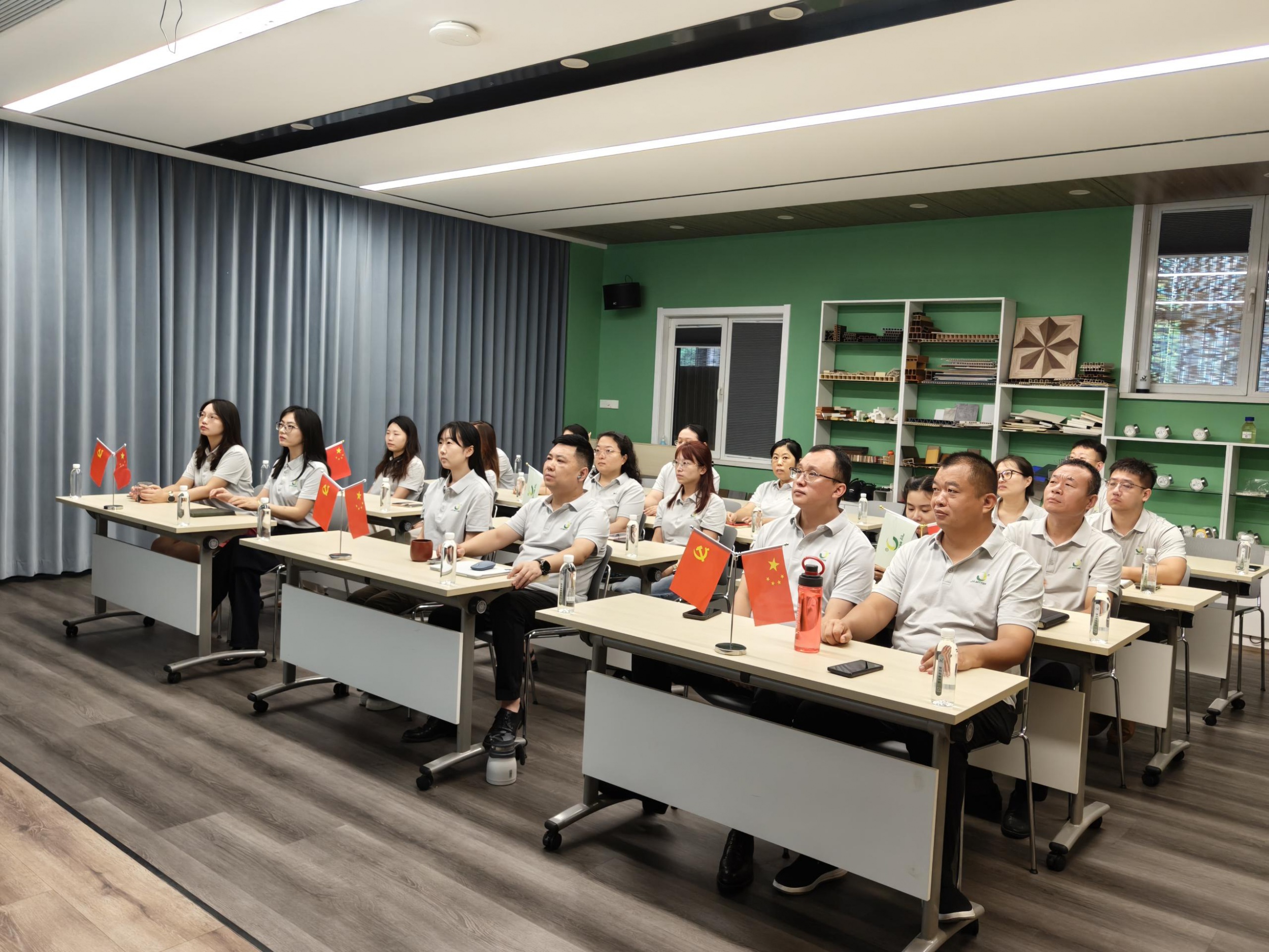 铁血荣光八十载，砥砺奋进新时代——佳百特全体观看抗日战争胜利80周年阅兵仪式