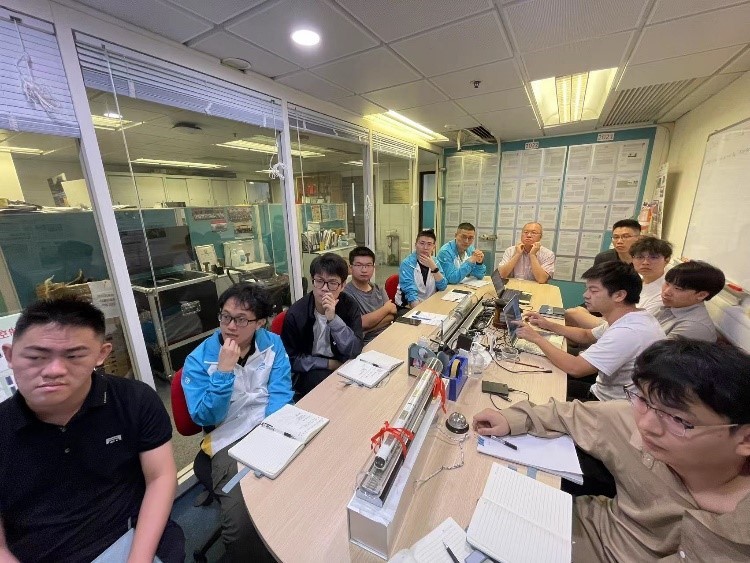 A meeting between members of National Rail Transit Electrification and Automation Engineering Technology Research Center (Hong Kong Branch) and Dr. Pak-Wai Chan