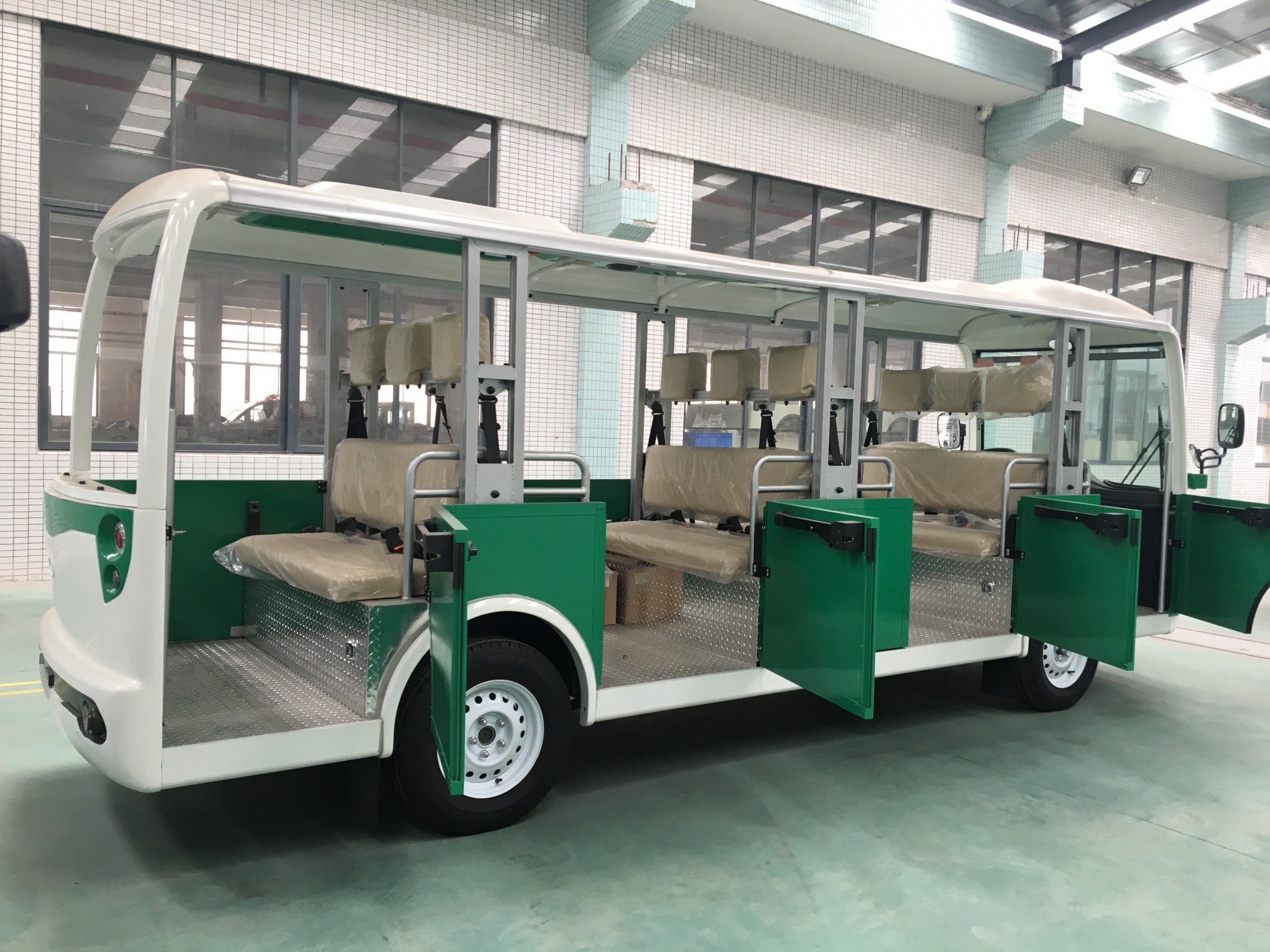 半封闭观光车