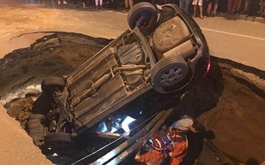 北京西二旗道路塌陷致轿车坠入