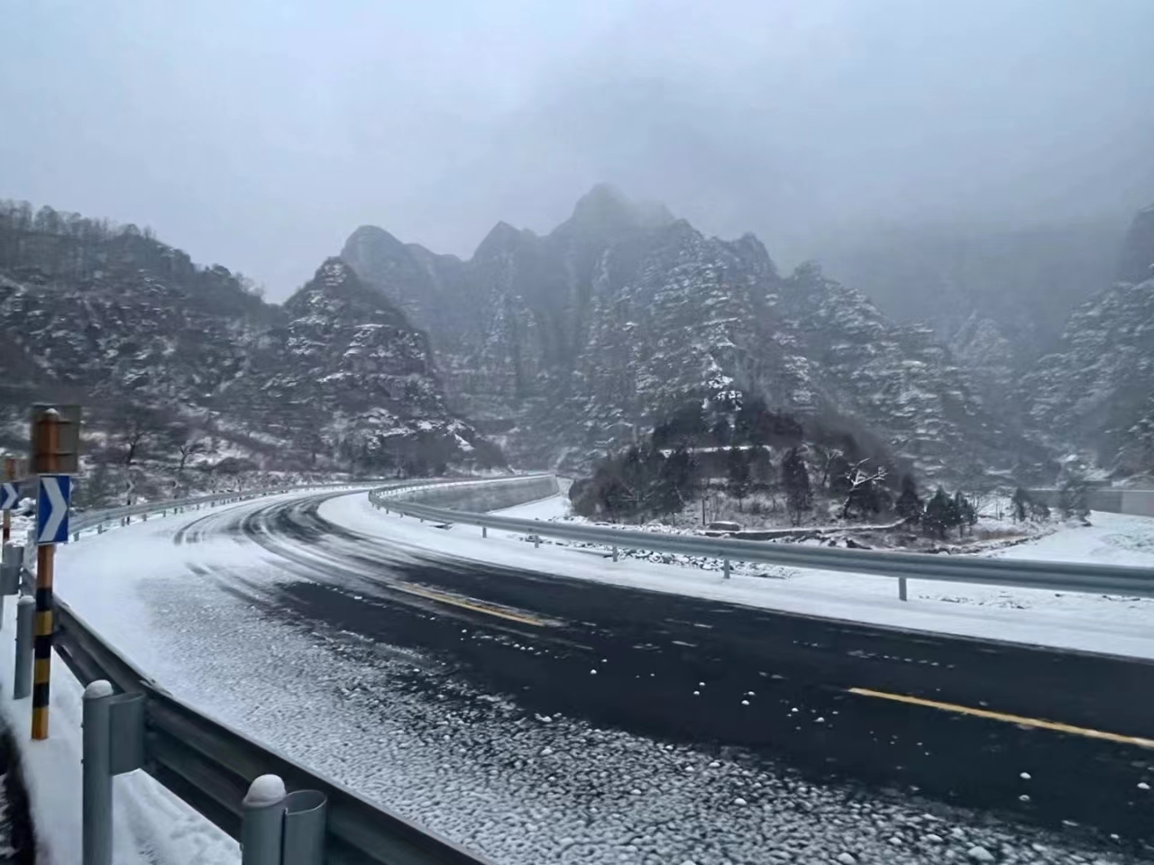 2023年北京房山地区山区道路抗凝冰路面雪后效果对比
