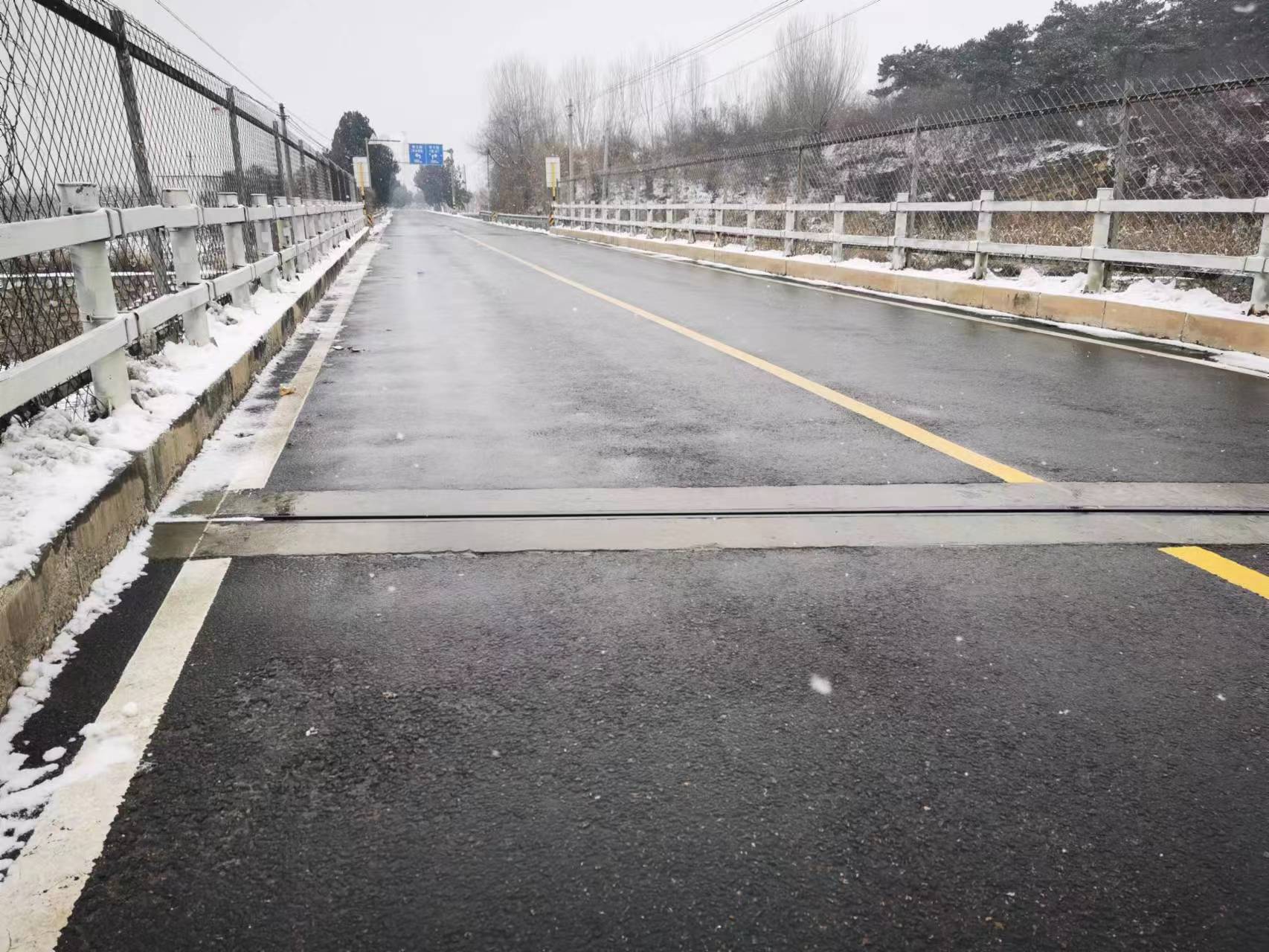 2023年北京平谷地区桥面道路抗凝冰路面雪后效果对比