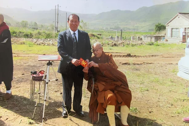建延寿寺定向现场与恩师圆山长老留影