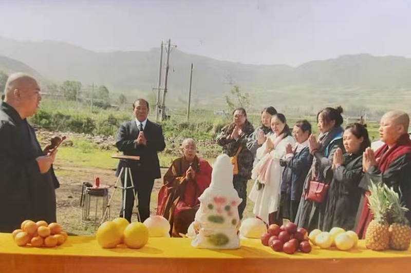 与恩师圆山长老建寺院定向现场留影