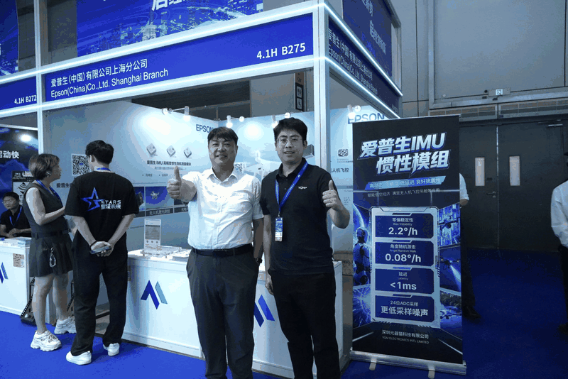 Frank, director general de negocios de EPSON China, con el equipo comercial de YQM ELECTRONICS en la Exposición de la Economía de Baja Altitud 2026