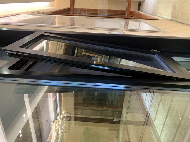 AMJ90 Tilt&Turn Window integrated Flyscreen