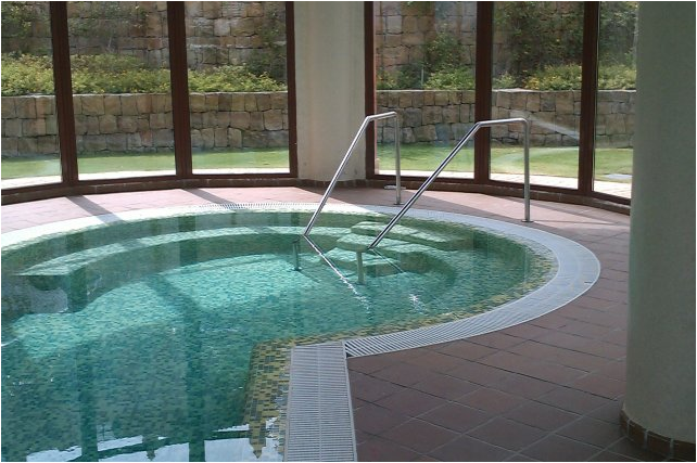 Urb. Benahavis Málaga piscina interior