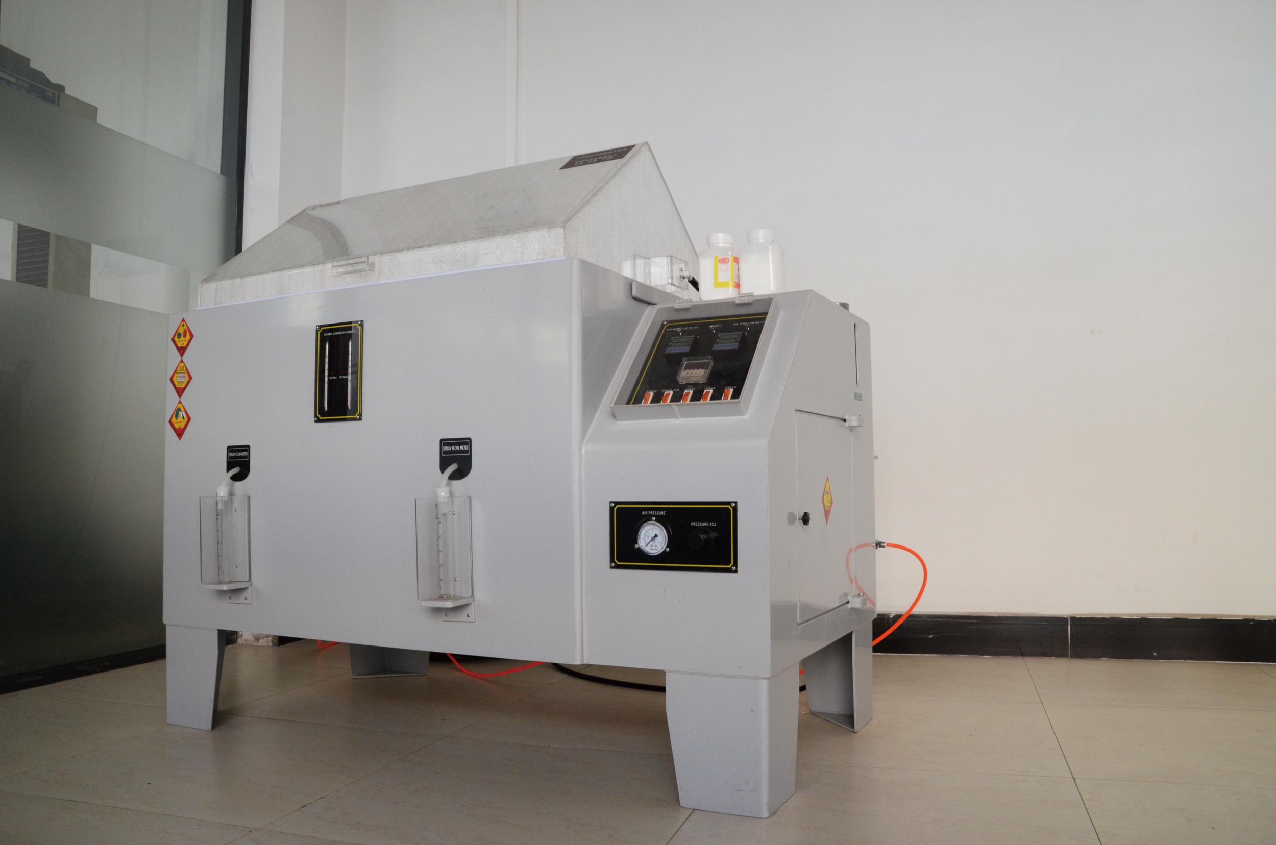 Salt spray test machine