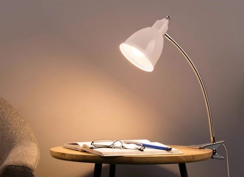 Pure white iron eye protection simple desk clamp lamp