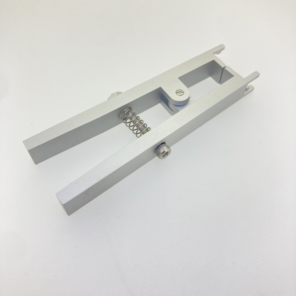 Assemble and remove tool for MT ferrule clip