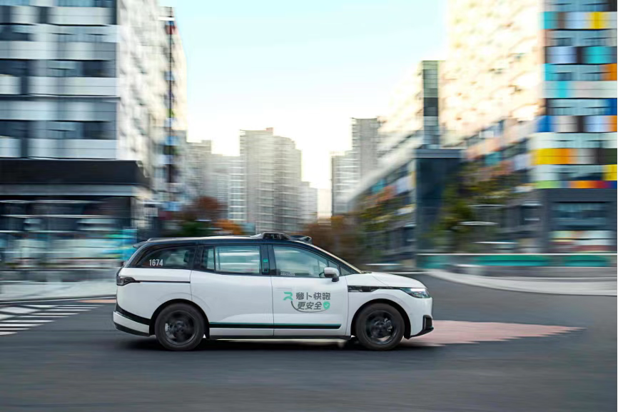 特斯拉Robotaxi终于上线了，但我更想为萝卜快跑喝彩 || 焦点