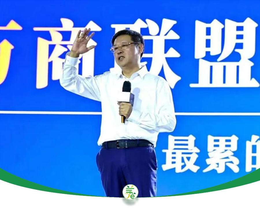 “白酒教父”吴向东，下场做网红，说明了什么？