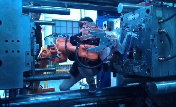 机器人自动化集成- - 关节机器人应用注塑上下料