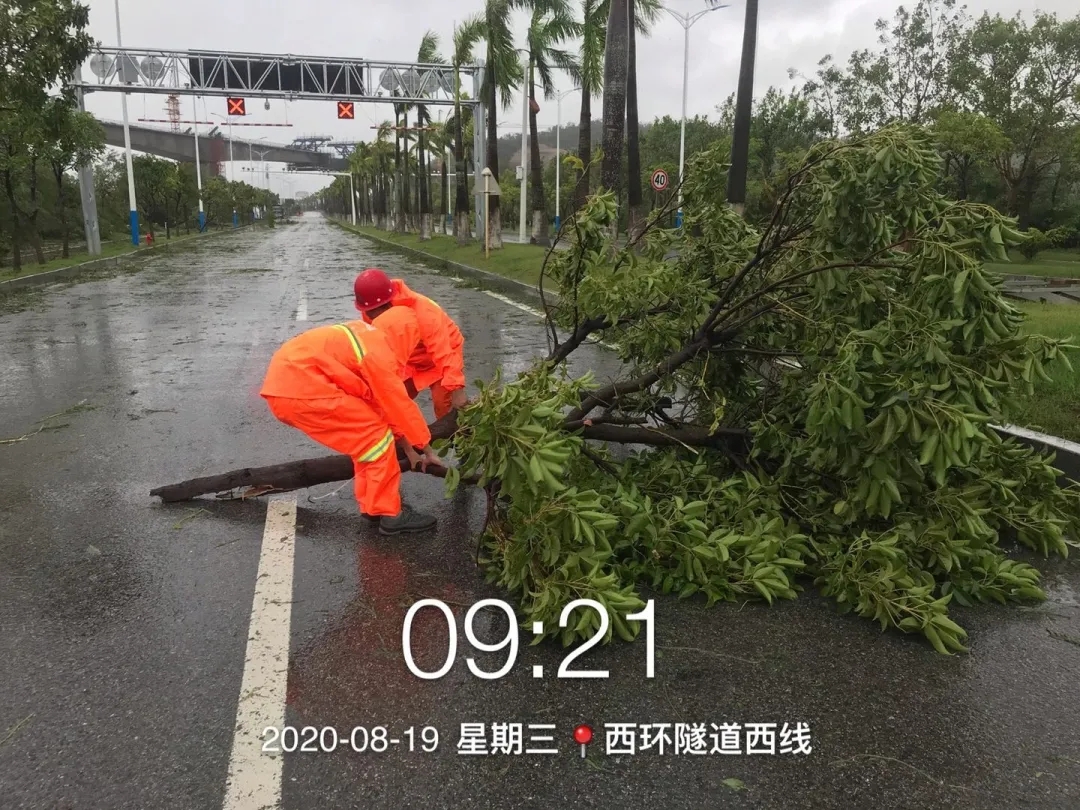 台风正面袭击 | 全城静止，橙色战士逆风护航城市动脉！