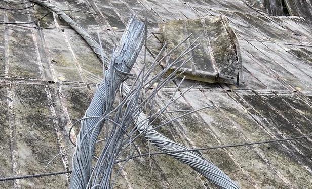 阿雷西博天文台的电缆断裂,损坏严重