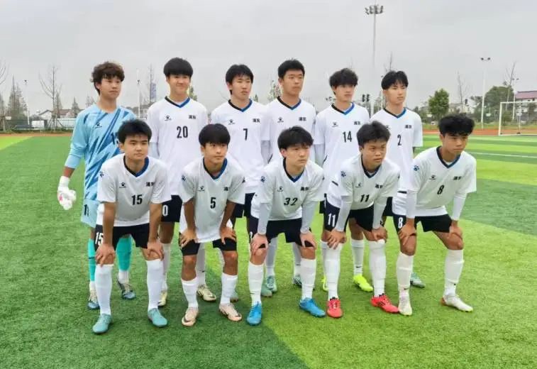上海莲溪学校足球队在2024上海市学生运动会足球赛中以小组第一的成绩出线