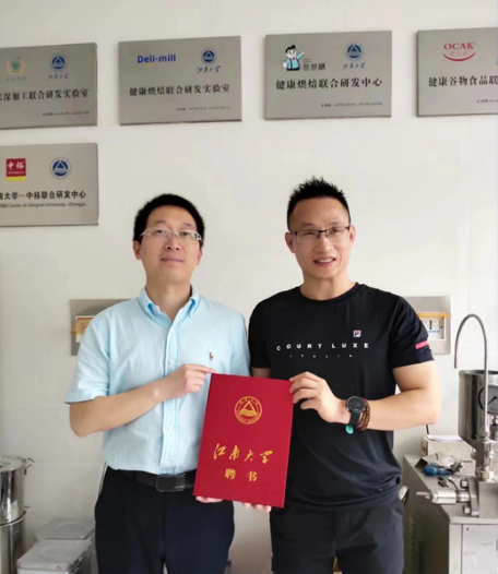 江南大学王立院长向蔡金鑫董事长颁发校外硕士研究生导师聘书