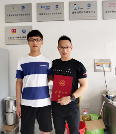 蔡金鑫董事长与派驻江南大学食品学院联合实验室的硕士研究生合影