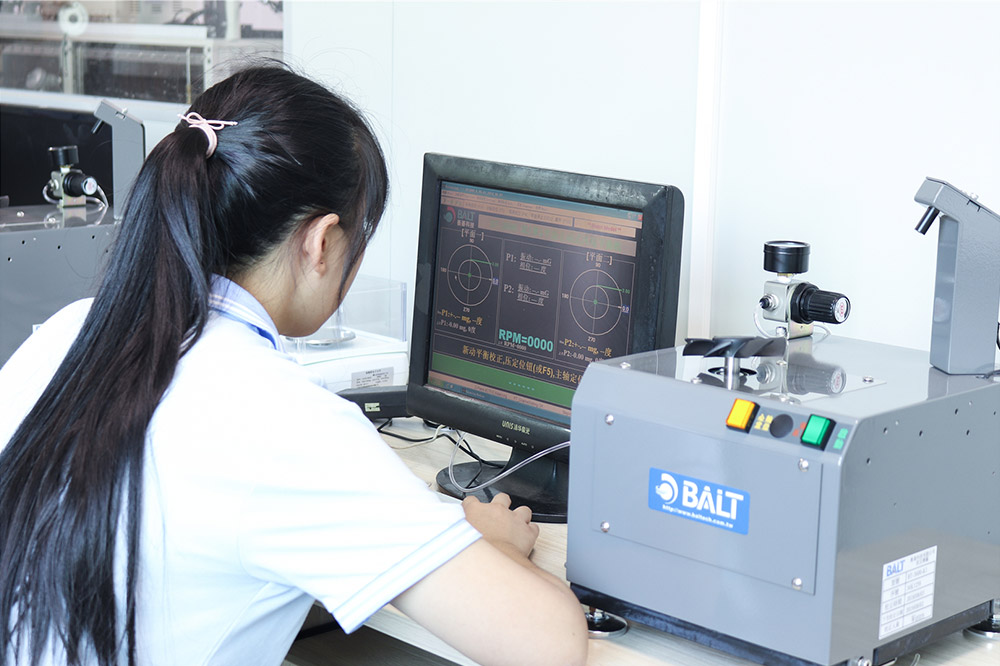 Fan blade balancing machine