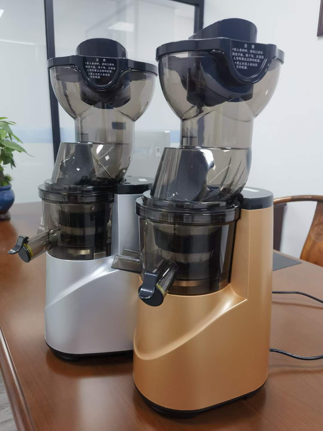 Juicer with separate pulp container 
