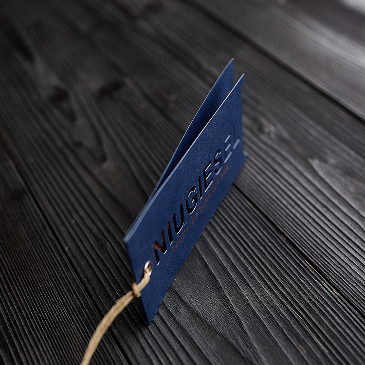 Customized Paper Jeans Hang Tag For Men's Wear Brand Extravagant Paper Garment Hang Tag For Premium Brand Clothes Bags Swing Tag