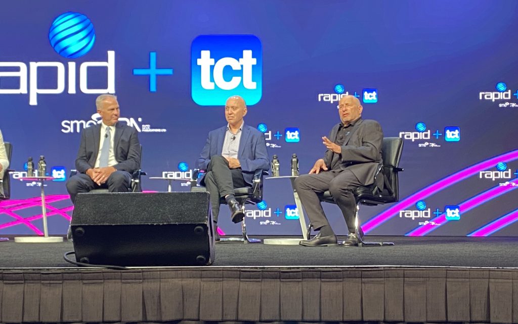 Nano Dimension CEO Yoav Stern left on stage with Stratasys CEO Yoav Zeif middle and Nikon SLM CCO Ch Yoav Stern 在股东声中被 Nano Dimension 董事会开除...
