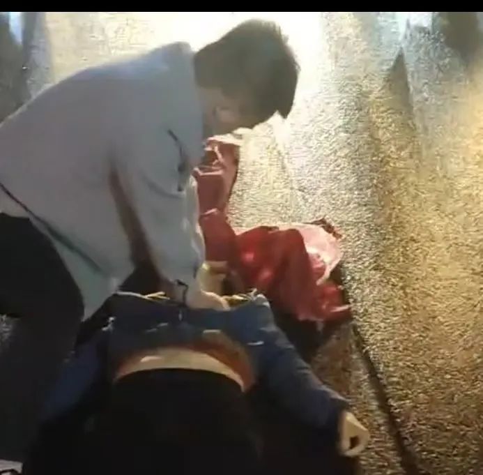 广东同江医院护士路边施救，紧急时刻显身手