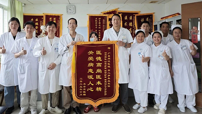 从卧床不起到重新迈步，骨二科病房传来“百灵鸟”的歌声