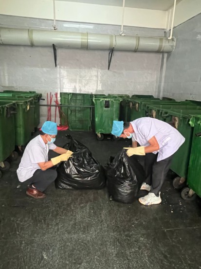 垃圾堆里翻找40分钟，只为九旬老人的“耳朵”