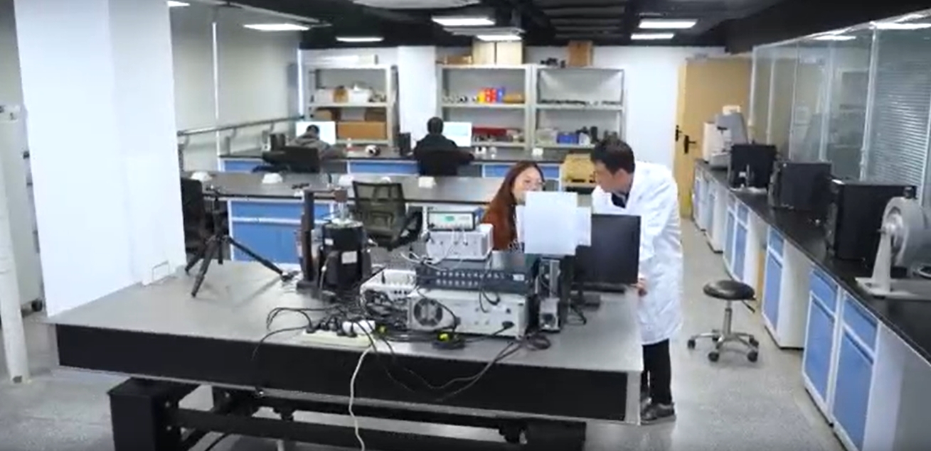 磁流变液运用到汽车悬挂系统，液态与固态的...