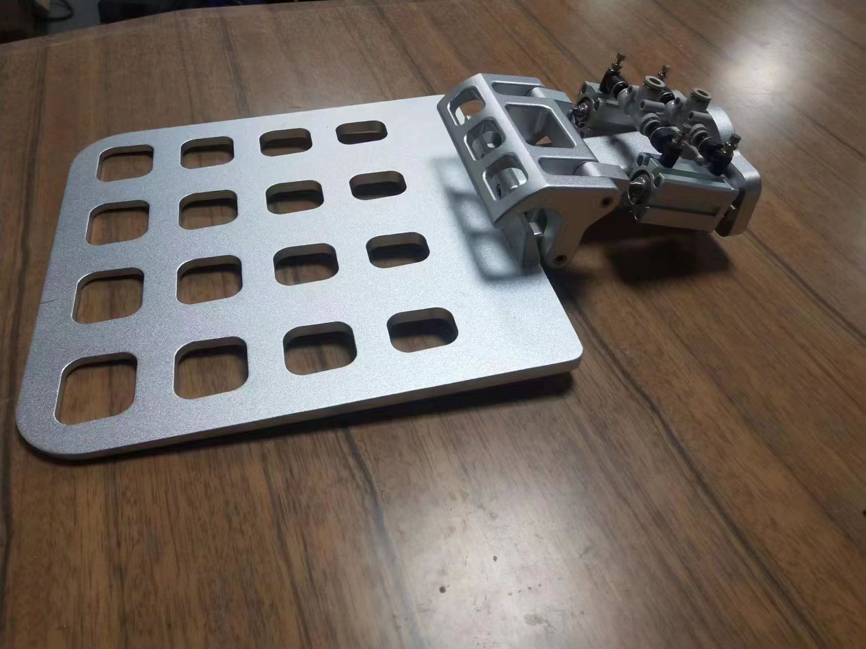 夹板机器人 夹持力快速响应能力高度灵活性应用工业机器