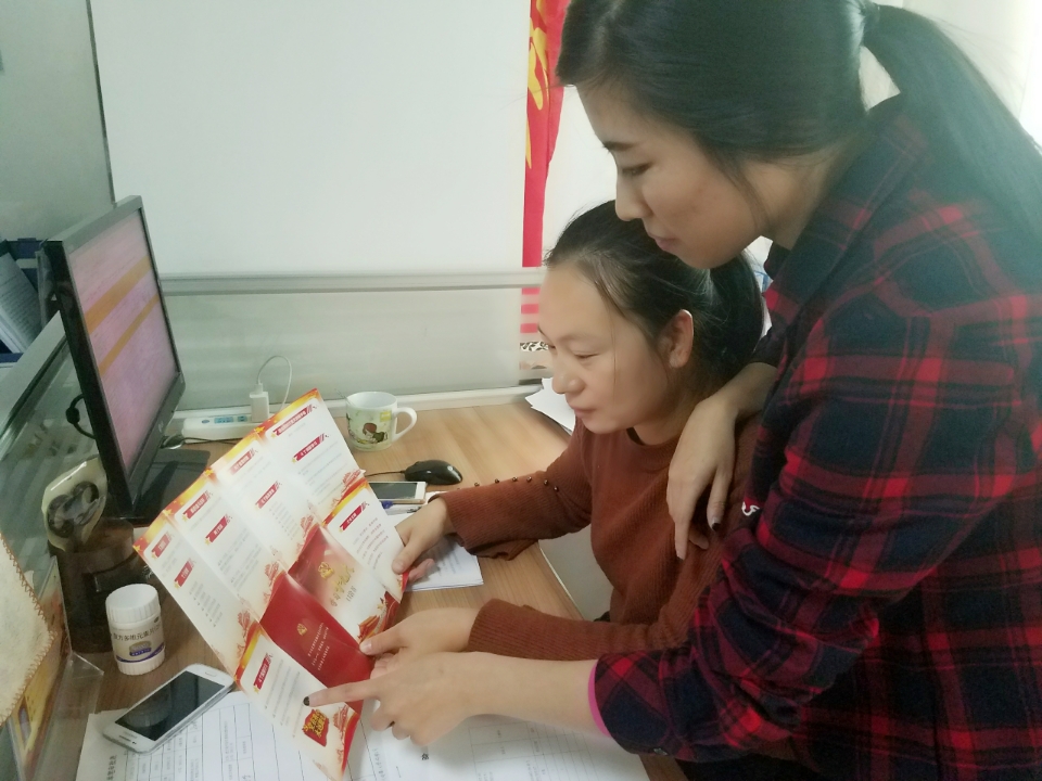 河北建工开云(中国)装饰公司全体职工学习十九大精神发放学习十九大口袋书