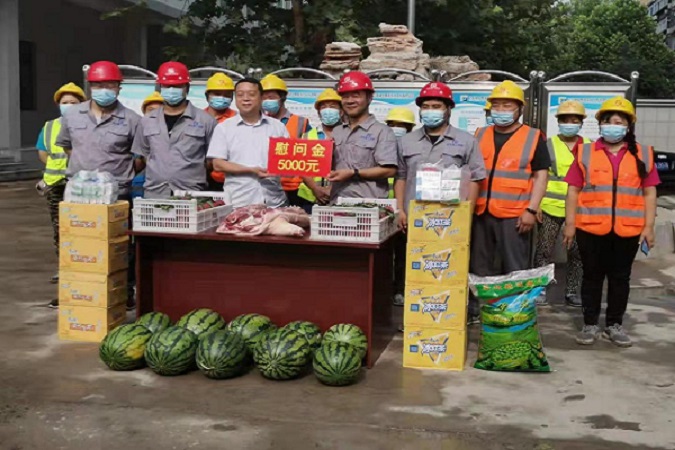 亚搏yabo(中国)工会主席王文利深入装饰公司统计局项目慰问施工人员