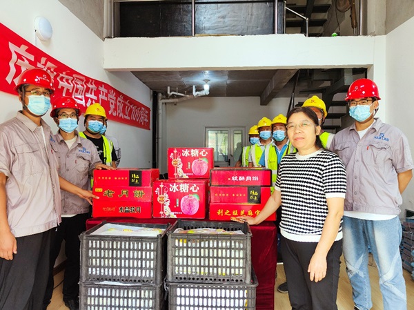 亚搏yabo(中国)装饰公司工会对鹿泉文化艺术产业中心项目进行慰问