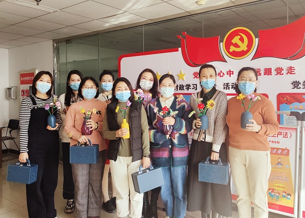 亚搏yabo(中国)装饰公司工会组织开展庆三八·DIY趣味拼花活动