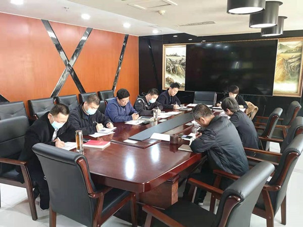 开云(中国)装饰公司党委理论学习中心组专题学习研讨两会精神