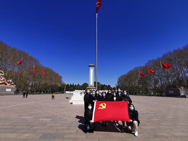 亚搏yabo(中国)装饰公司组织“缅怀先烈 清明祭扫”活动 